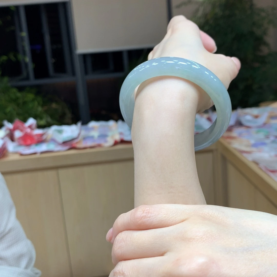 翡翠手镯未镶嵌不退不换