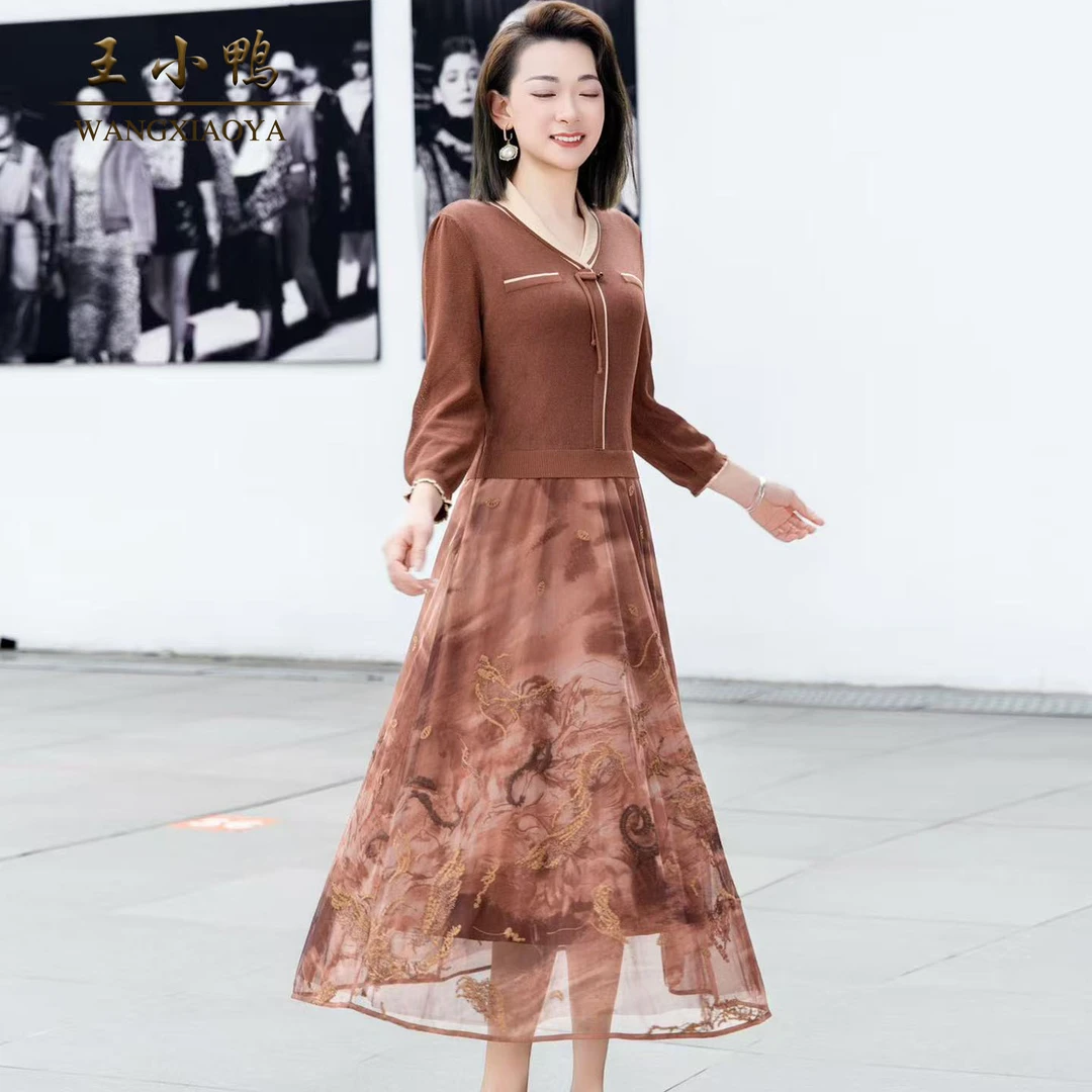 王小鸭设计款假两件连衣裙女2025秋冬新款撞色V领刺绣裙摆长裙