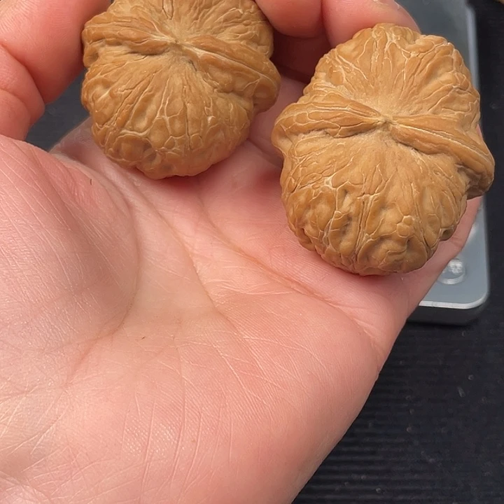 峰***～文玩核桃吊坠黄尖元宝