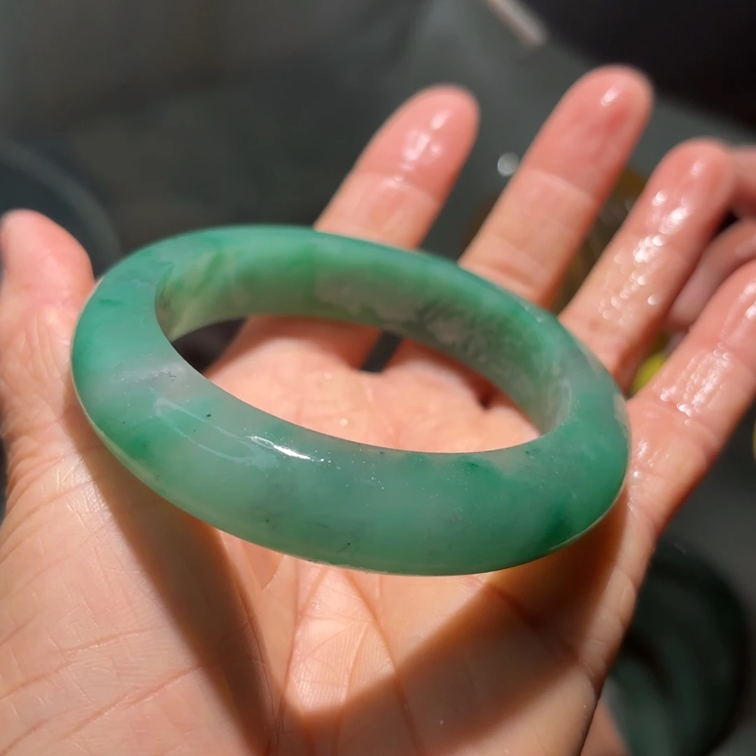 镜***月石英质玉（非洲翠）未镶嵌手镯56