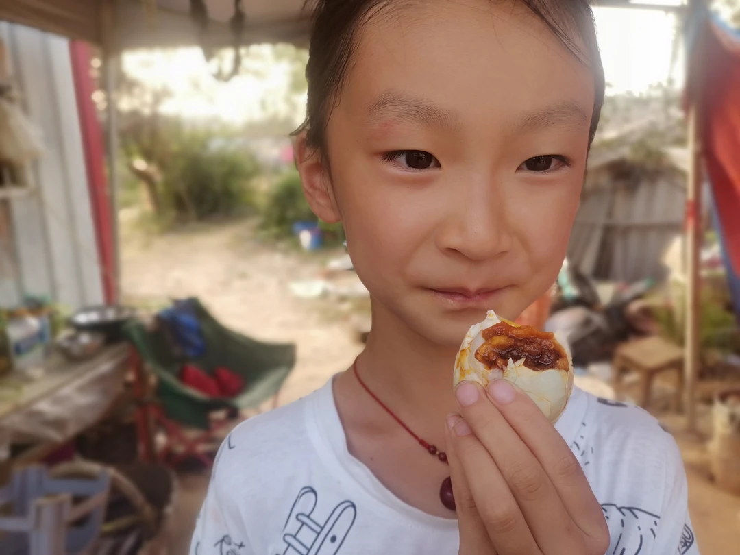 烤鸭蛋，农家柴火烤制而成的烤鸭蛋肉质细腻流油