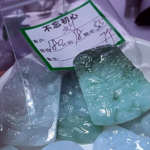 刘***全翡翠未镶嵌颈饰缅甸