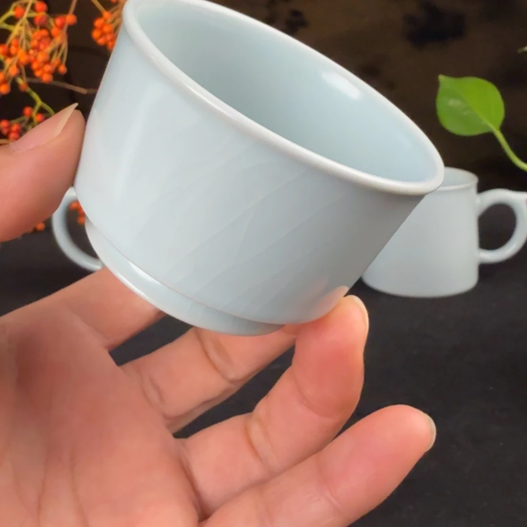 摆件陶汝瓷月白君子杯