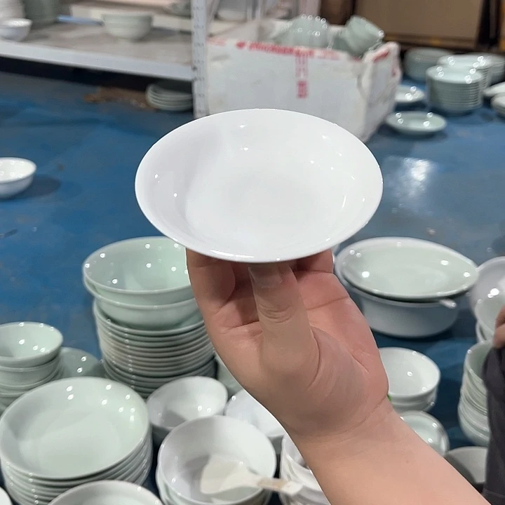 瓷片白瓷味碟八只，微瑕包邮