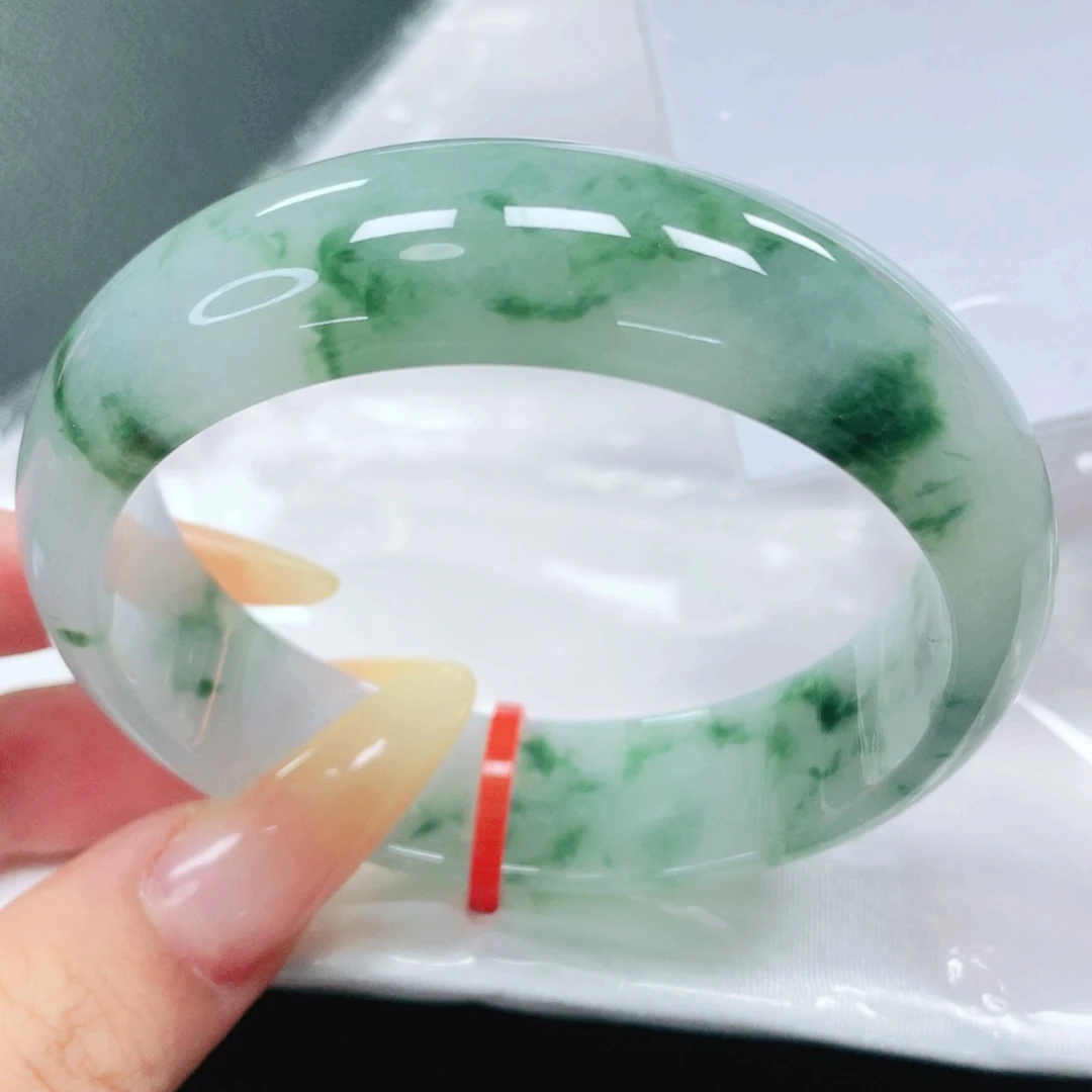 翡翠手镯未镶嵌56。
