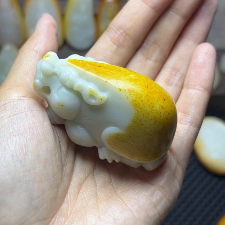 用***少颈饰未镶嵌和田玉