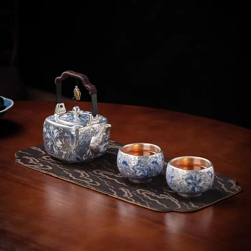 ZH2232新-青花缠枝莲鎏银提梁壶一壶两杯（带礼盒）龙形小茶盘