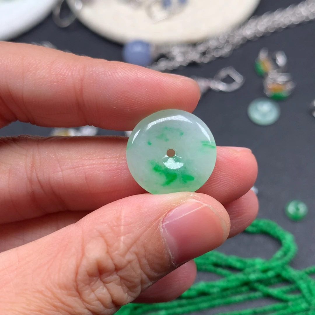 翡翠未镶嵌颈饰平安扣