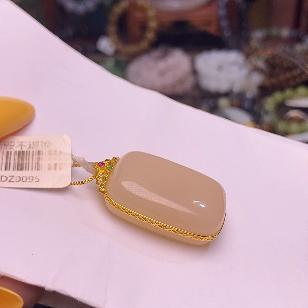 和田玉未镶嵌颈饰藕粉老熟料红粉收藏金镶无事牌