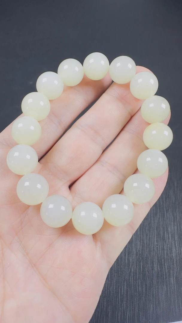 新疆和田玉青白手串。卡12