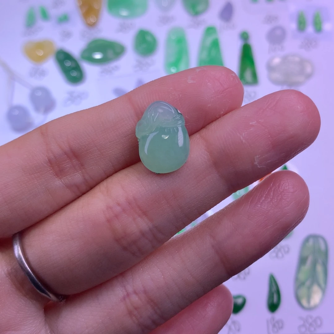 翡翠未镶嵌颈饰钱袋