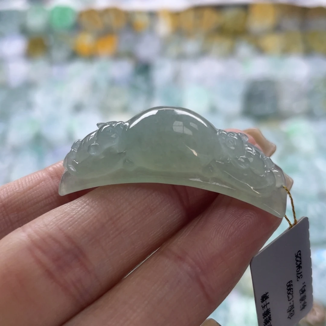 翡翠未镶嵌颈饰貔貅