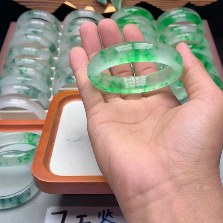 嘘***吵石英质玉未镶嵌手镯