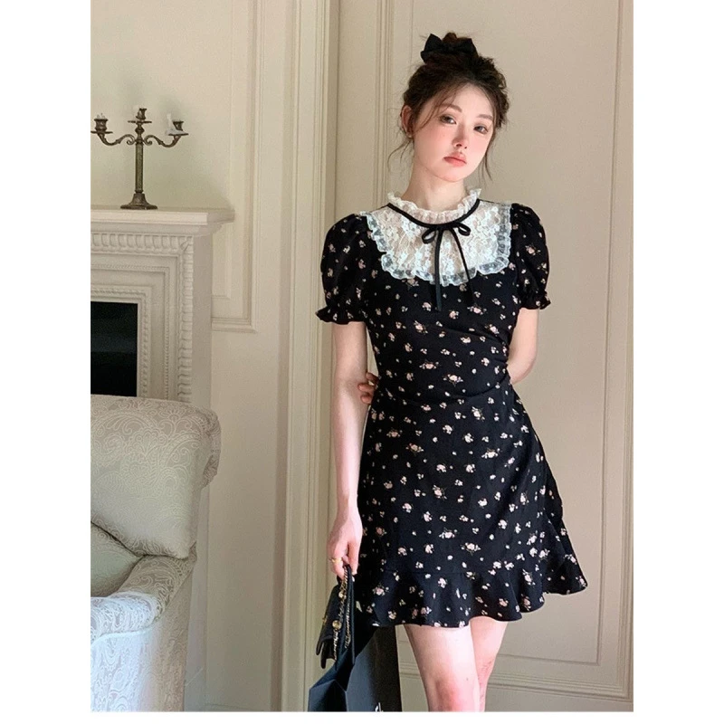 法式茶歇蕾丝拼接黑色碎花收腰A字少女感短裙气质显瘦夏季连衣裙