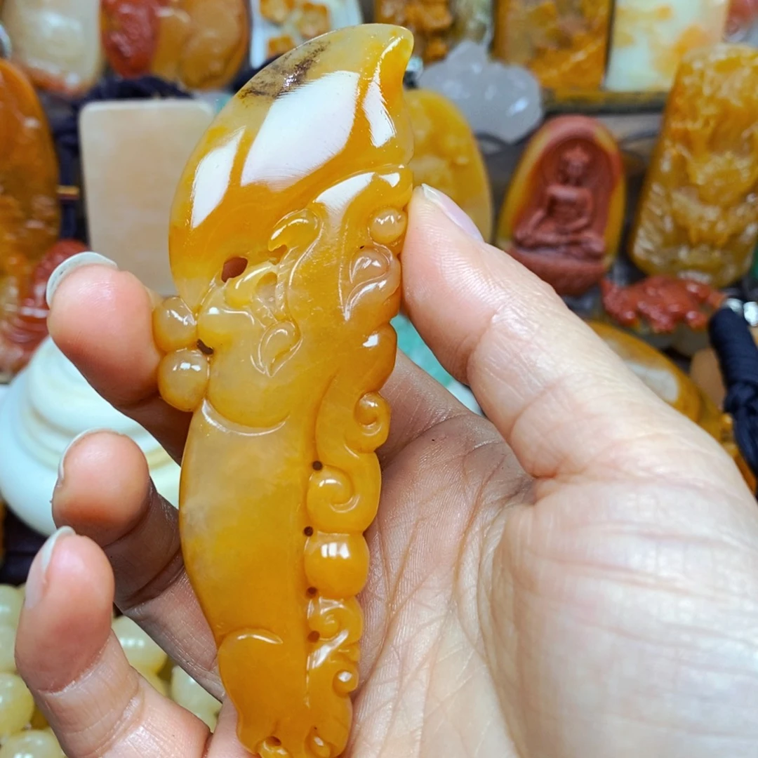 石英质玉（黄龙玉）颈饰未镶嵌