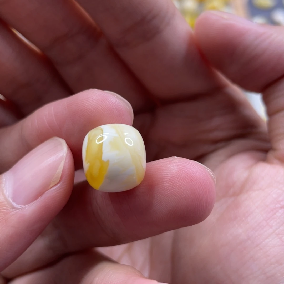 Z***F琥珀未镶嵌裸石瓷白花