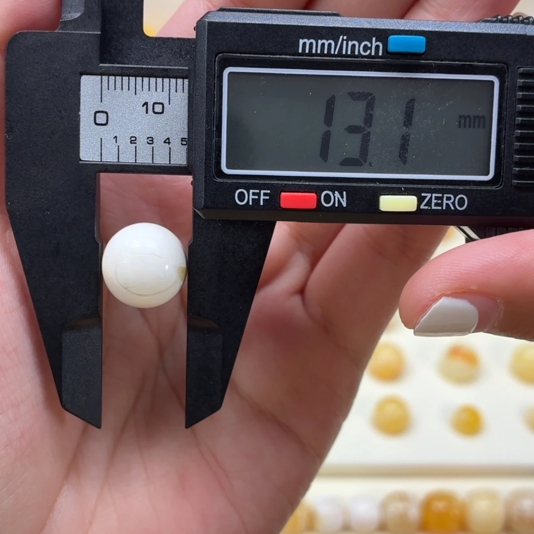 琥珀未镶嵌裸石粉沁白13.1mm