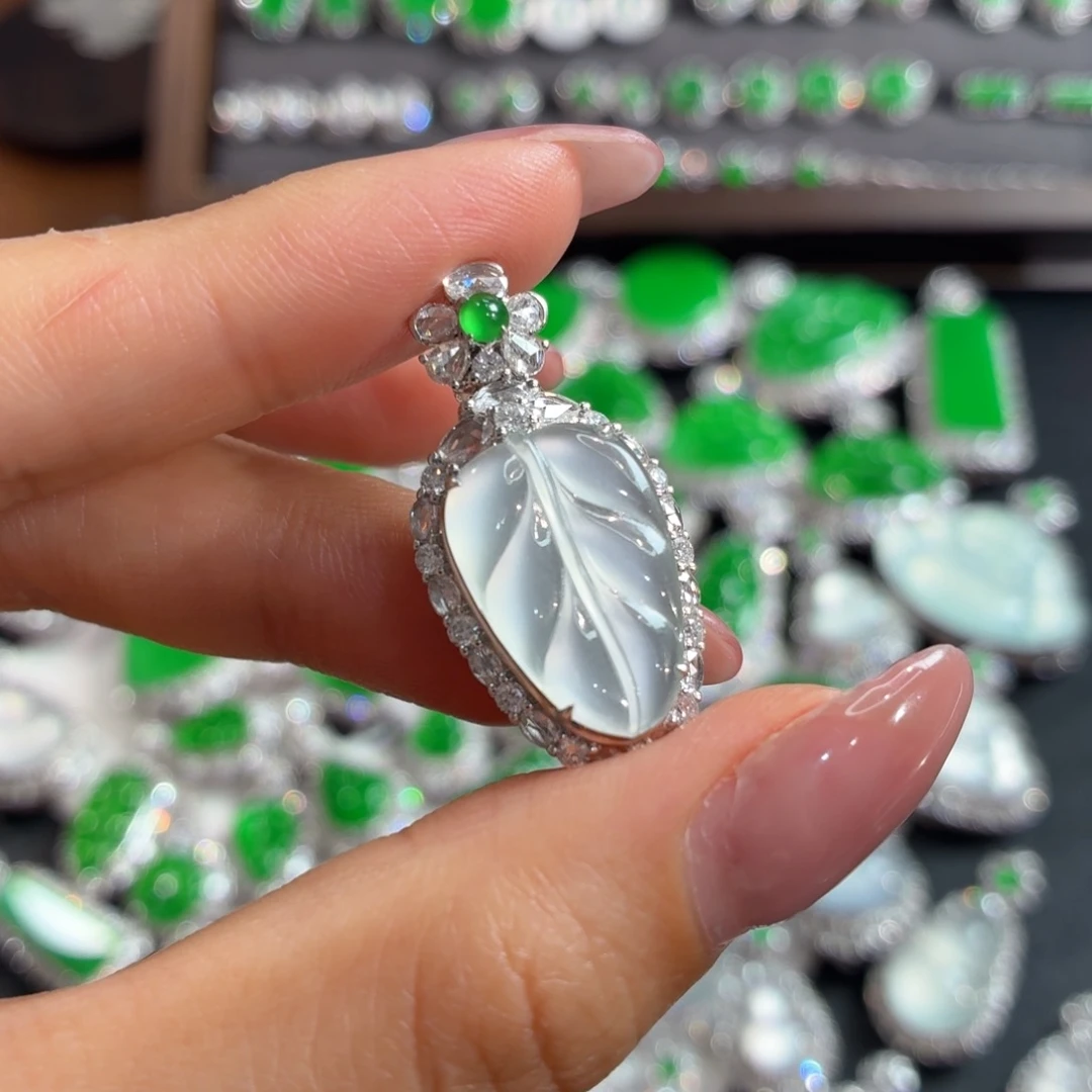 翡翠18K金镶嵌颈饰冰叶子吊坠