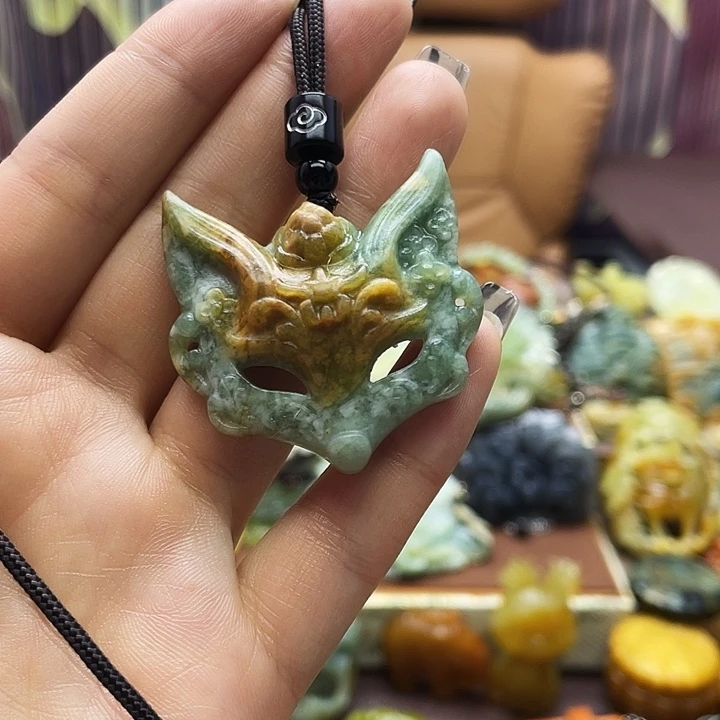 蛇纹石玉未镶嵌颈饰