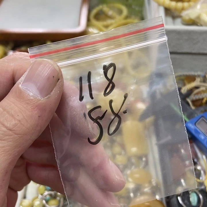 未镶嵌蜜蜡裸石刘*闲枕头