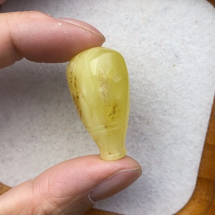 牛***律琥珀未镶嵌裸石瑕疵有坑卡17.9