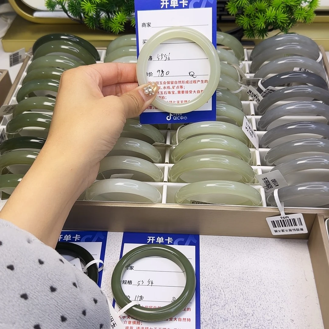 和田玉未镶嵌手镯