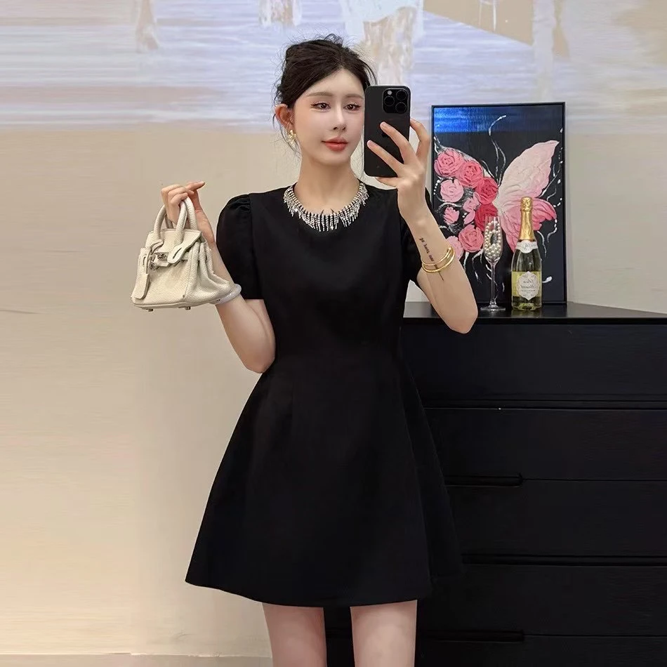 2025夏季新款高级赫本风收腰显瘦黑色短袖连衣裙流苏镶钻A字裙