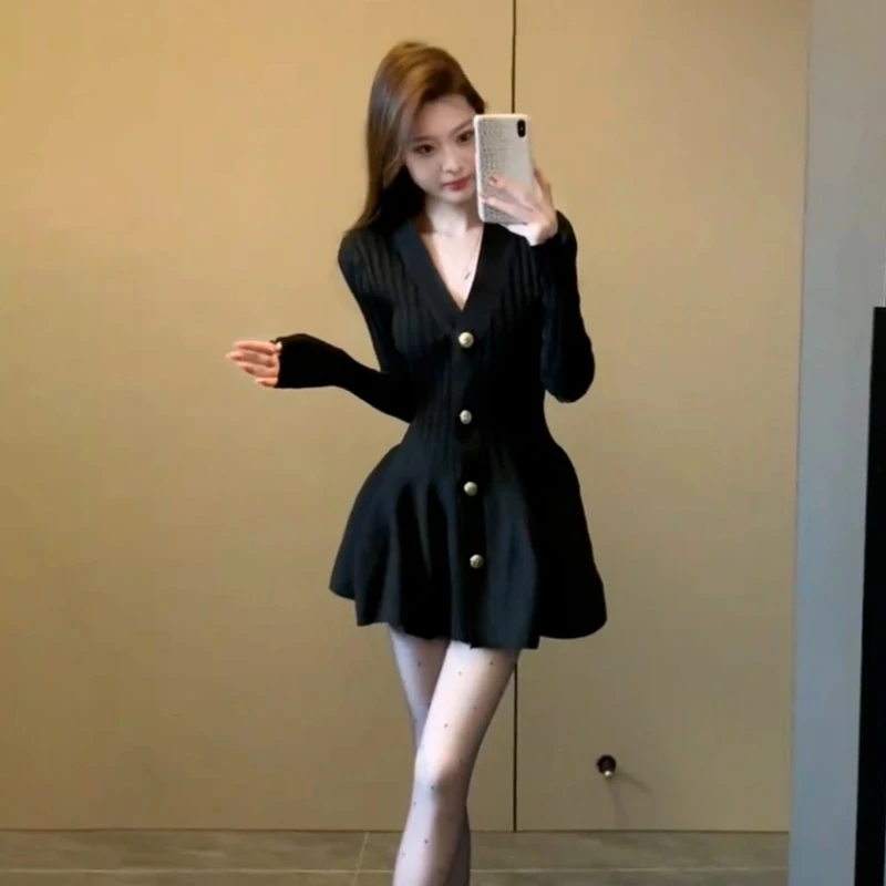 法式气质赫本风针织连衣裙女2025秋季新款独特别致高级感收腰短裙