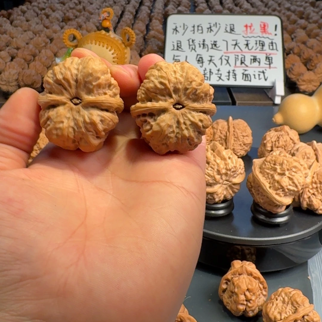 s***！吊坠文玩核桃蛤蟆的眼睛是真的好看啊我的