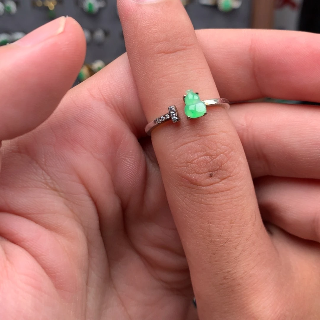 翡翠未镶嵌颈饰你是