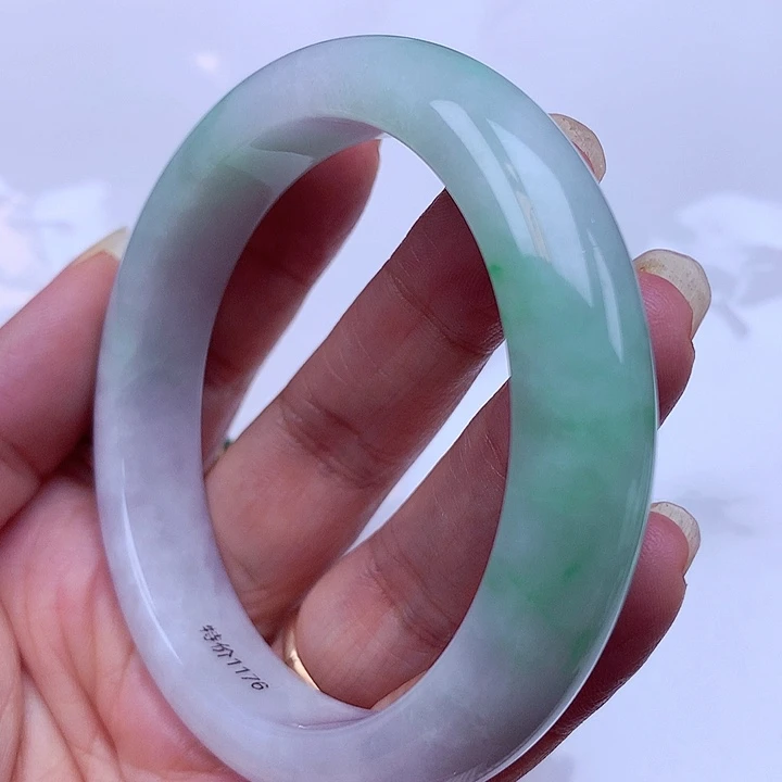 翡翠手镯未镶嵌翡翠