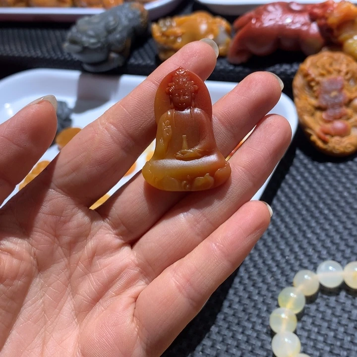 A***i石英质玉（黄龙玉）未镶嵌颈饰