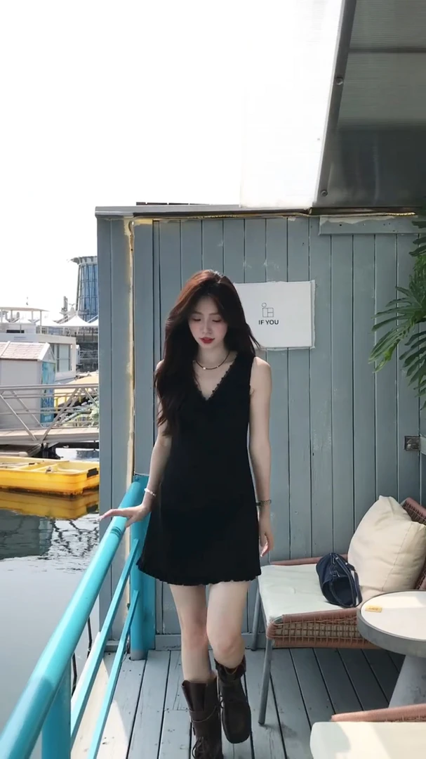 法式高级感小黑裙女装夏季连衣裙2025新款纯欲V领收腰显瘦短裙子