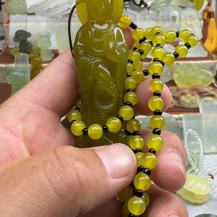 叾***屾未镶嵌蛇纹石玉颈饰