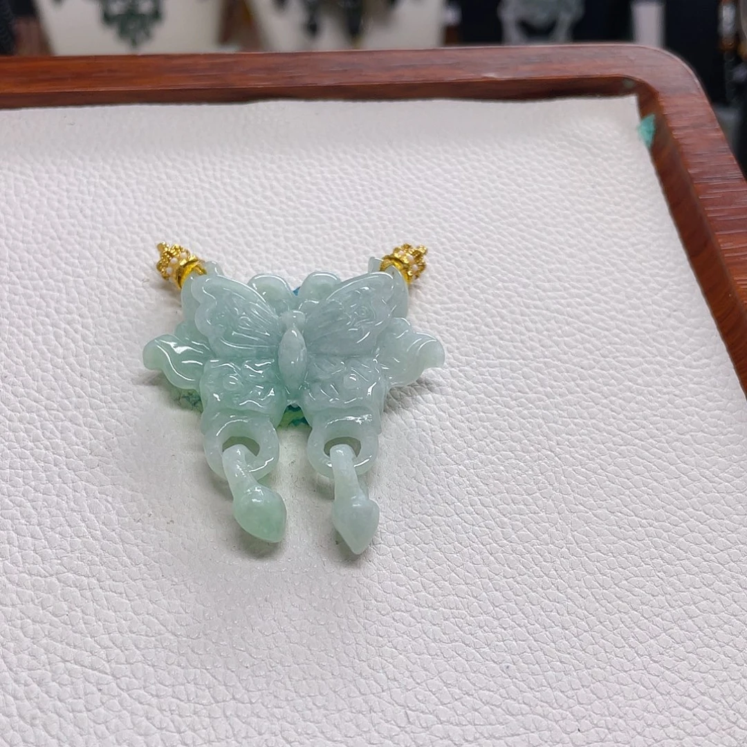 翡翠未镶嵌颈饰蝴蝶吊坠