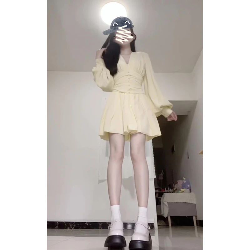 连衣裙2025秋季新款女法式设计感V领荷叶边褶皱气质收腰显瘦裙子