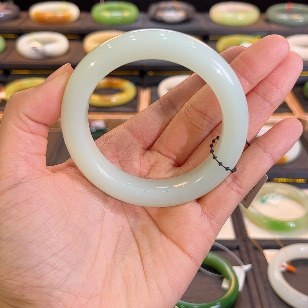 和田玉未镶嵌手镯油糕底奶白蓝