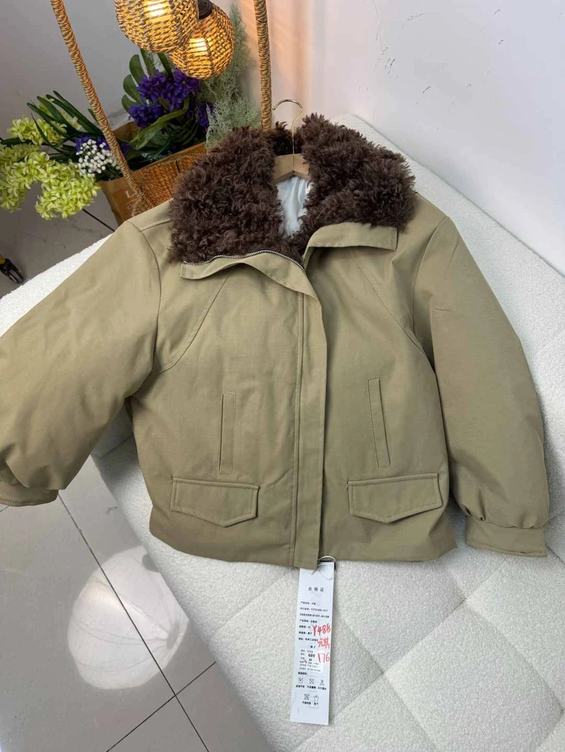 Y48区689卡其色宽松型翻领冬季毛领棉服