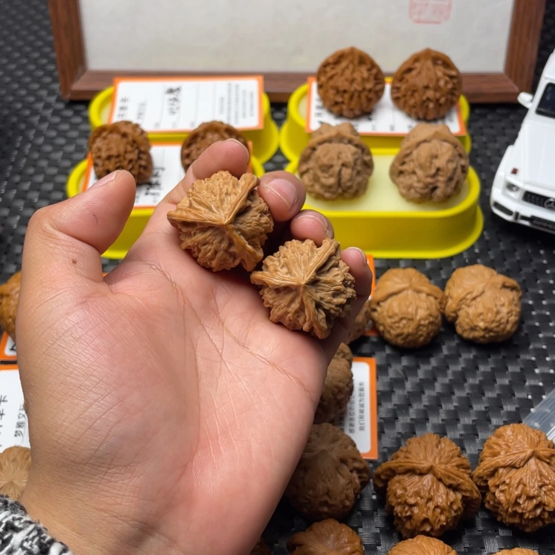 R***.文玩核桃把件盘山36白茬