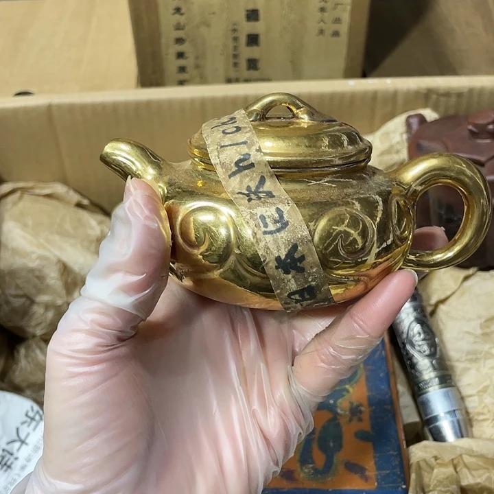 茶壶紫砂原矿泥料，纯手工制作的一把紫砂壶。