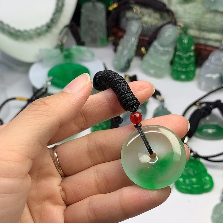 翡翠未镶嵌吊坠(赠链)