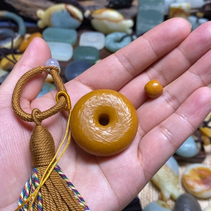 青***坊蛇纹石玉未镶嵌颈饰