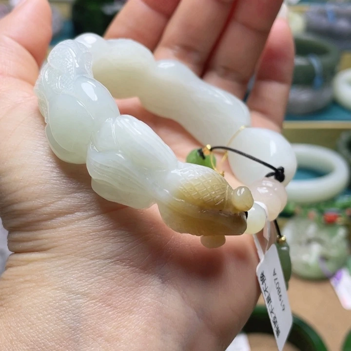 和田玉手镯57圈口。编号14未镶嵌