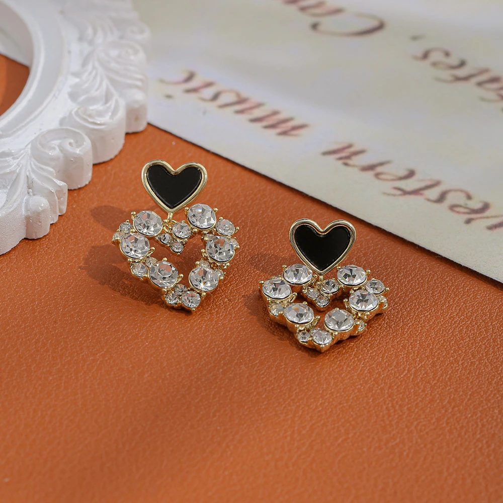 铜合金耳饰 闪耀水钻爱心耳环女设计感柏林灰耳钉耳饰生日礼物