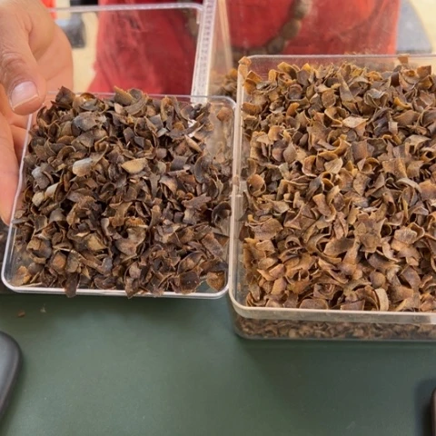 沉香摆件乌身蓝宝石切片各20克多样性发1份