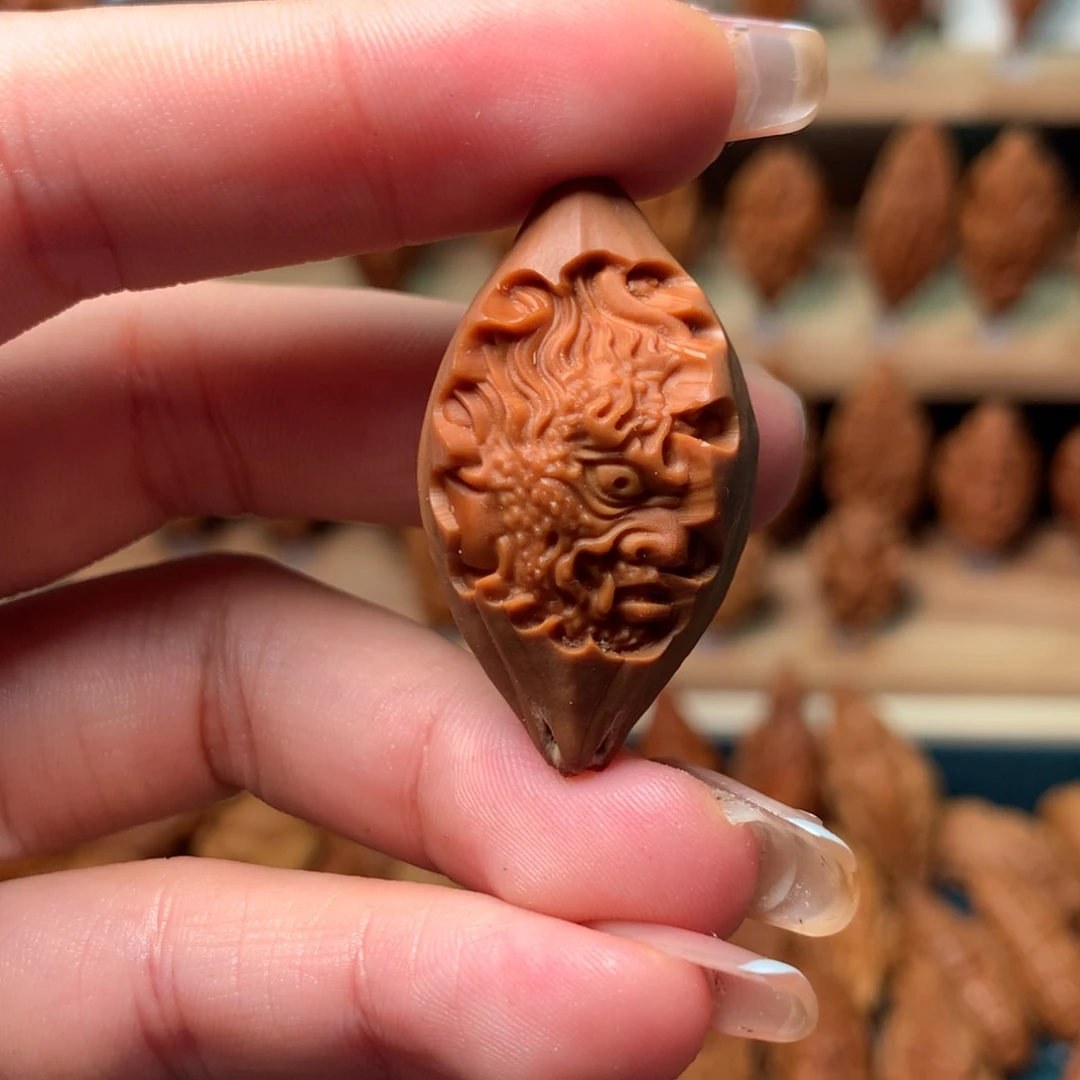 橄榄核把件原皮一念