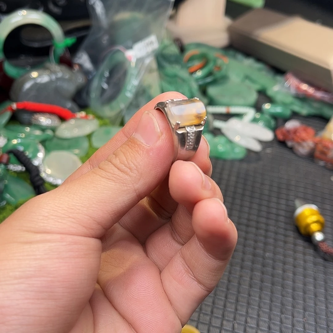 跃***龄石英质玉（非洲翠）未镶嵌手链