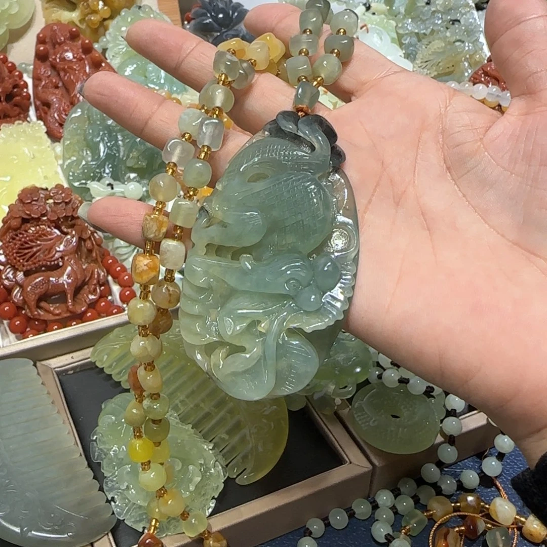 未镶嵌蛇纹石玉吊坠