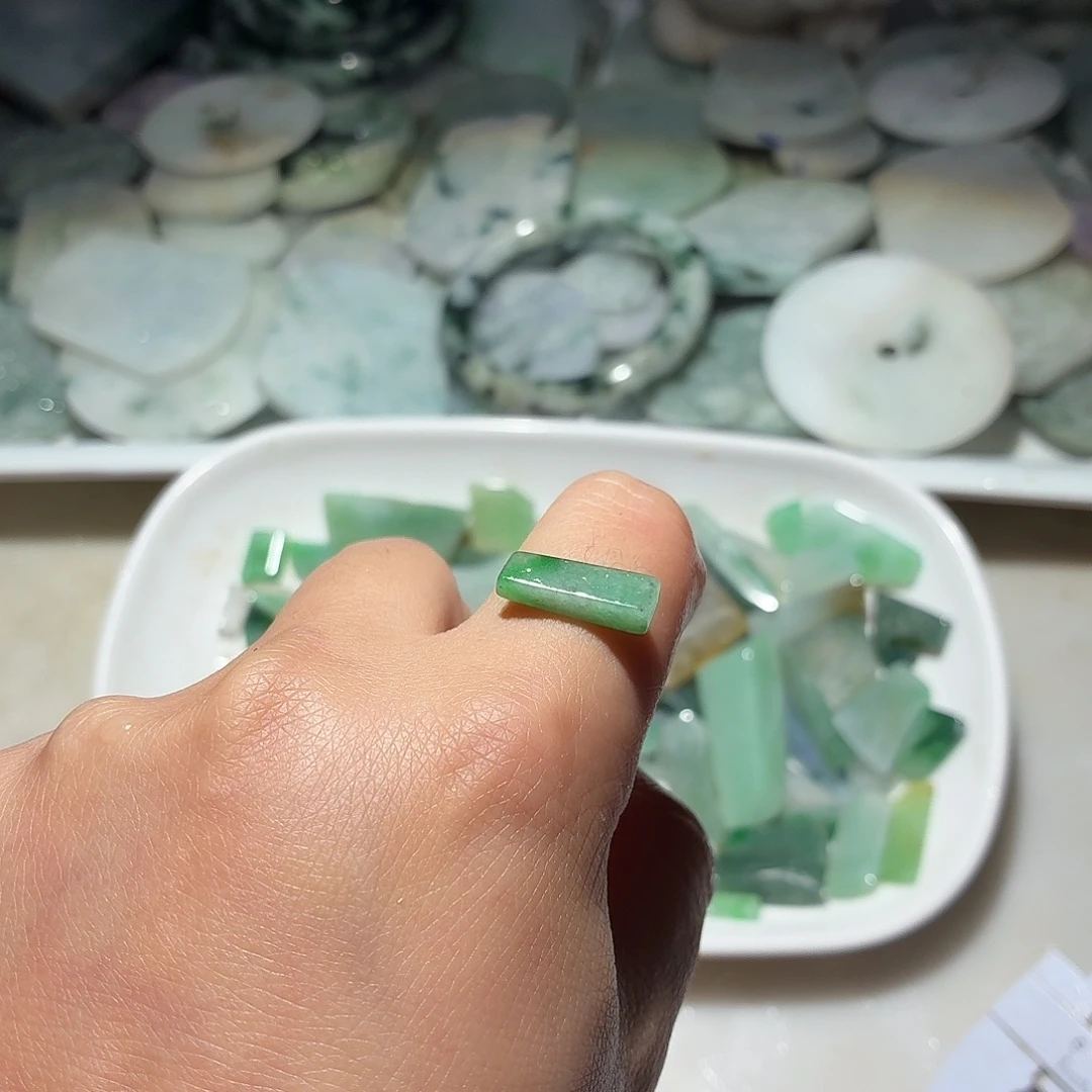 翡翠未镶嵌颈饰边角料
