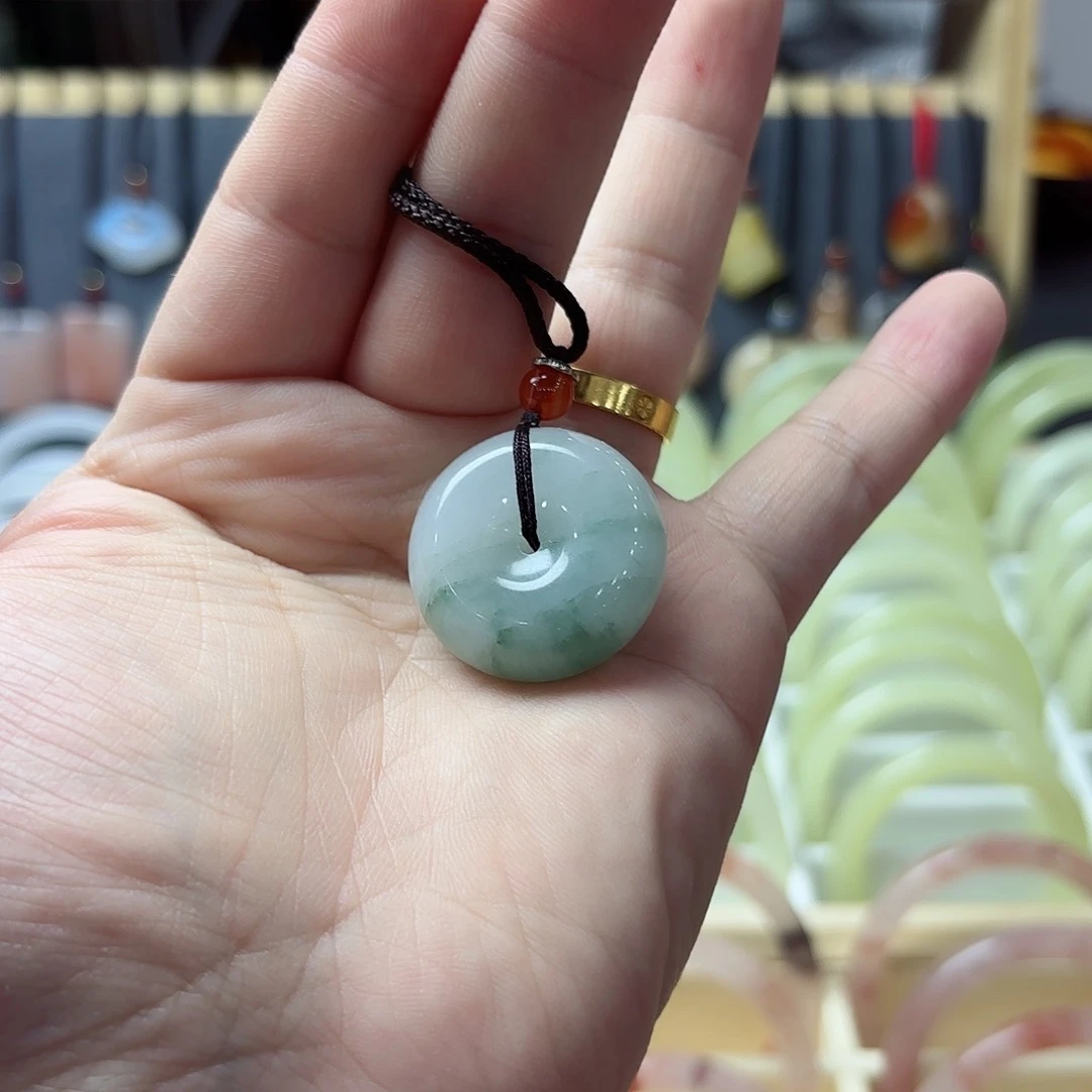 透闪石质玉吊坠(赠链)未镶嵌